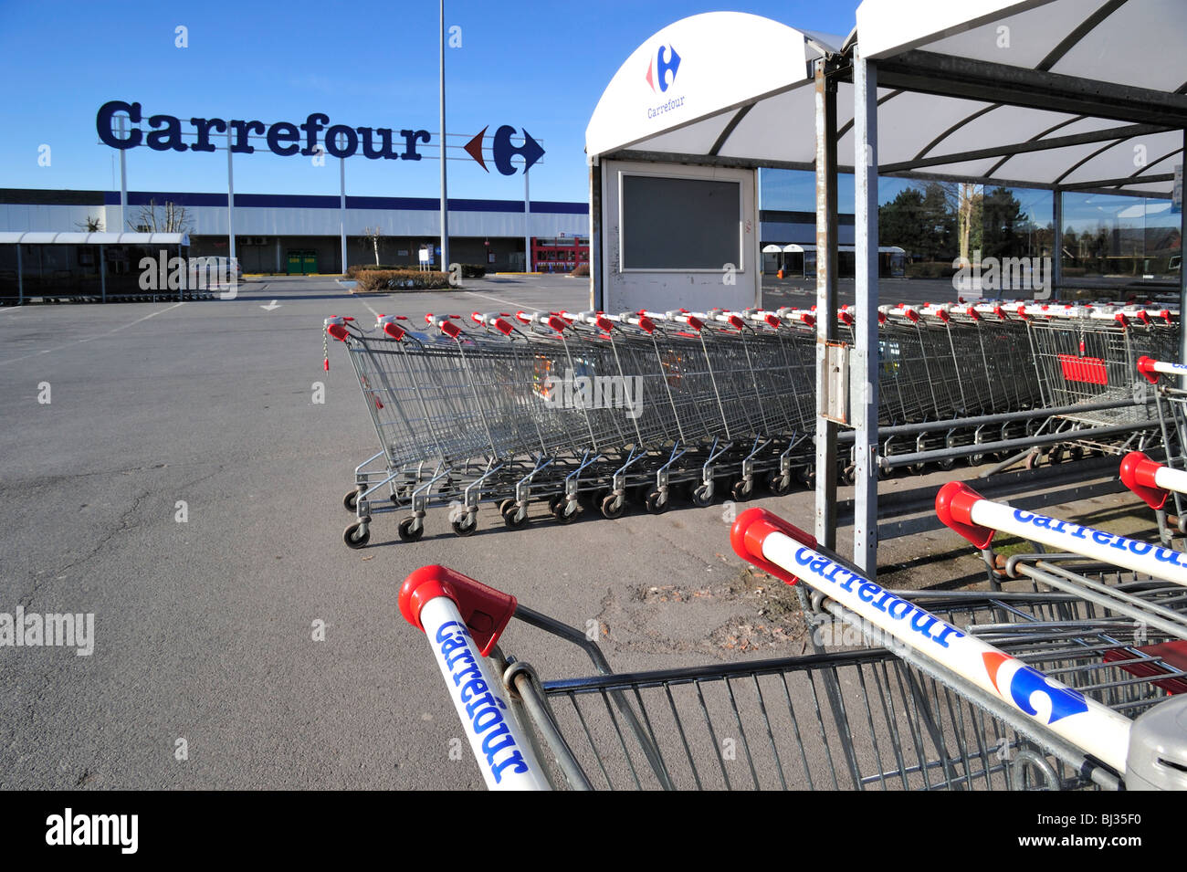 Carrefour trolley fotografías e imágenes de alta resolución - Alamy
