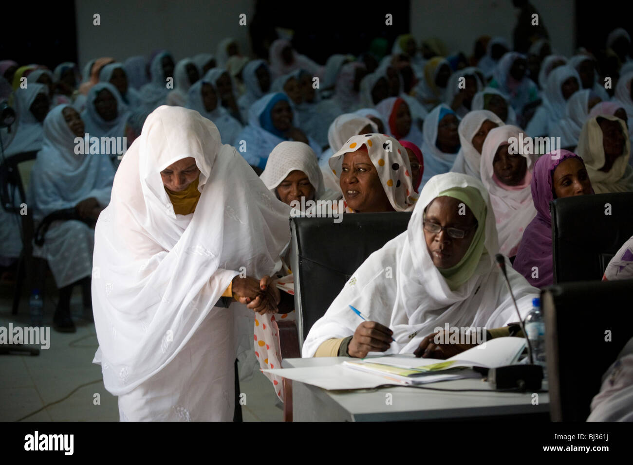 Señoras que asistieron a la primera conferencia internacional sobre mujeres de problema en Darfur Foto de stock