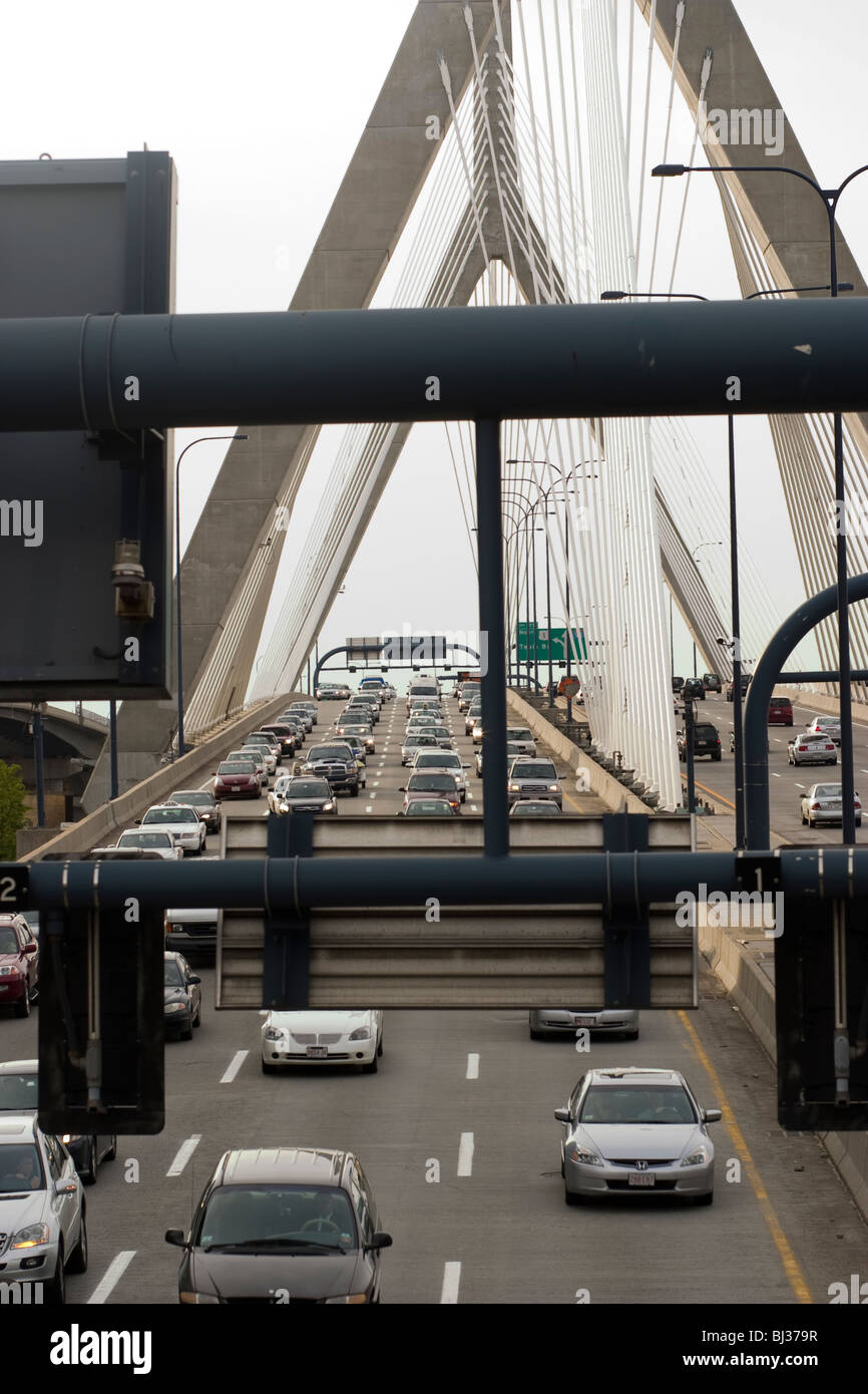 Vista de tráfico en el Leonard Zakim Bridge Boston MA vistos a través admite que mantenga letreros de carretera. Foto de stock