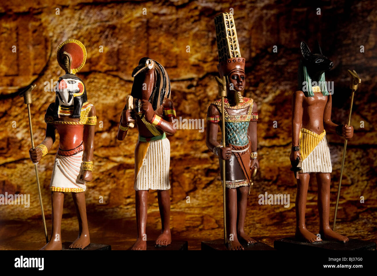 Estatuillas de dioses egipcios Anubis, Thot, y Amon Ra Foto de stock