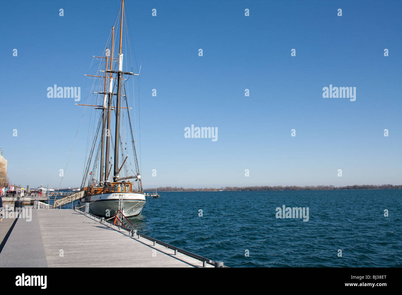 Uno de los mayores buques de vela de arena del imperio en el puerto de Toronto, navegar hacia abajo Foto de stock
