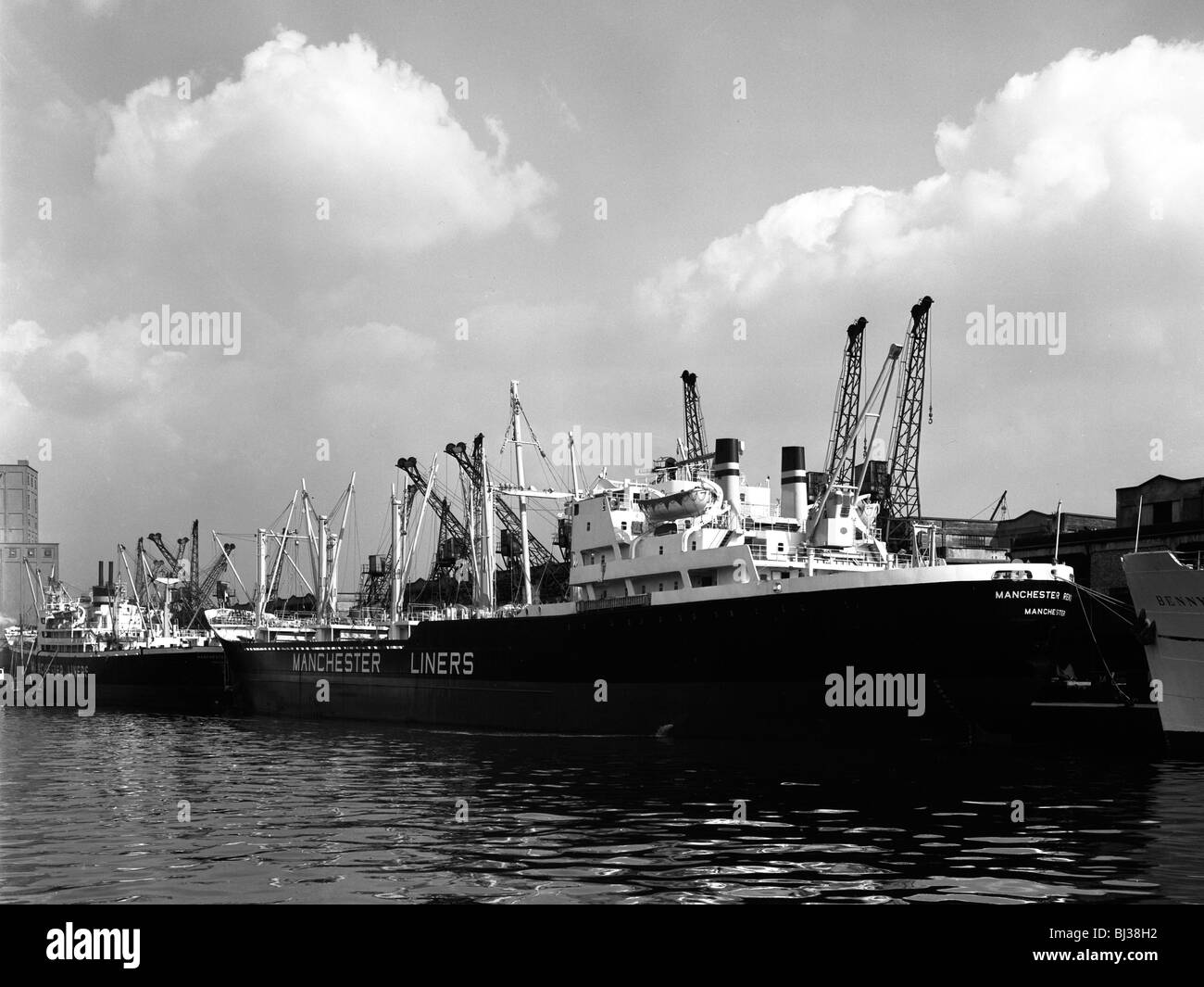La renombrada "Manchester" en el dock en el Manchester Ship Canal, 1964. Artista: Michael Walters Foto de stock