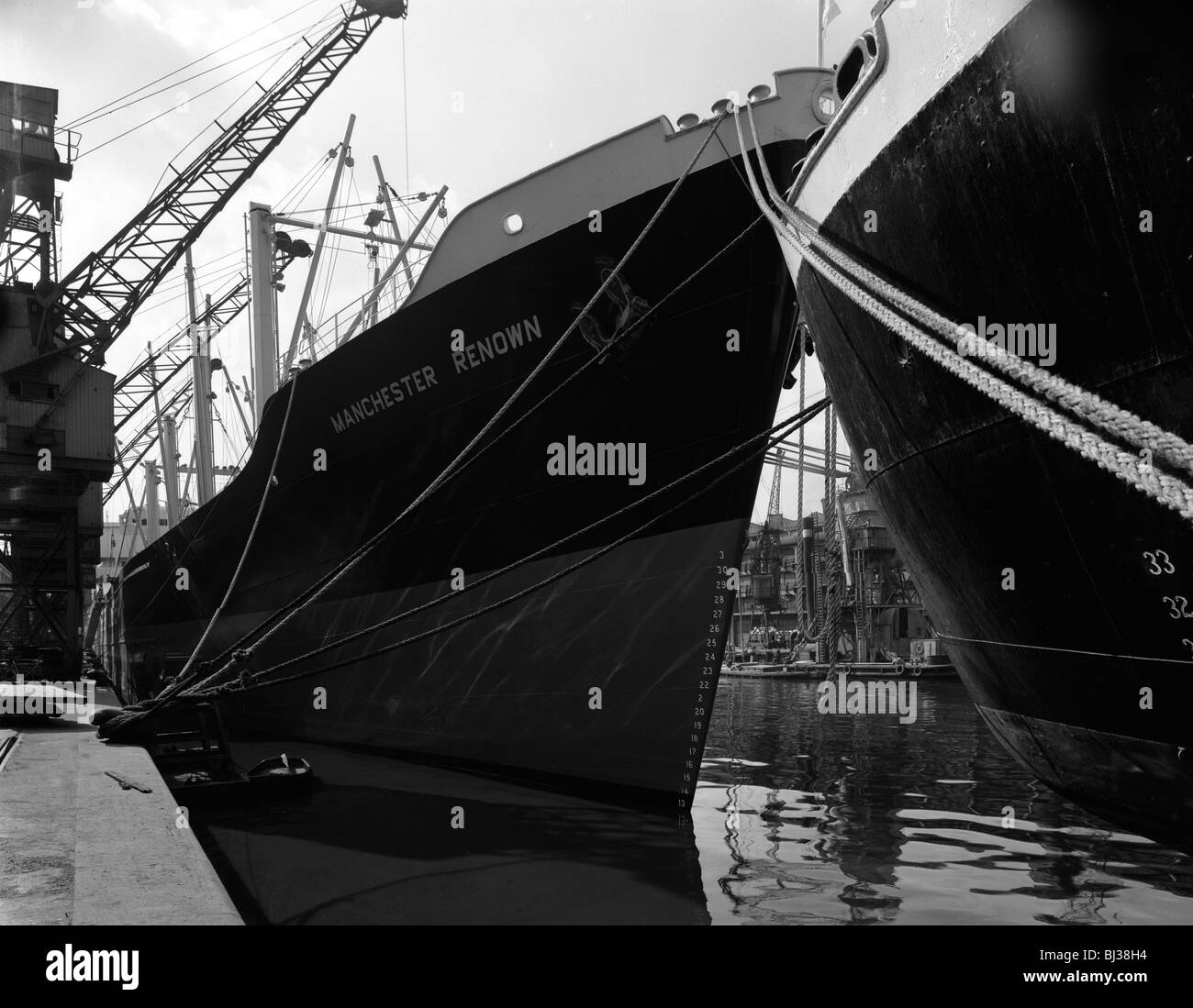 La renombrada "Manchester" en el dock en el Manchester Ship Canal, 1964. Artista: Michael Walters Foto de stock