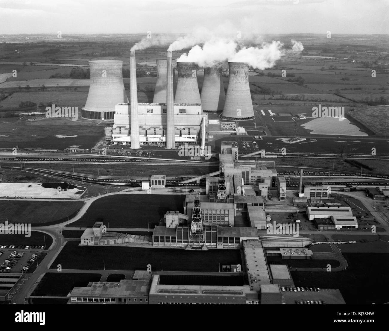 Lea Hall Colliery y Rugeley un Power Station, Staffordshire, 1963. Artista: Michael Walters Foto de stock