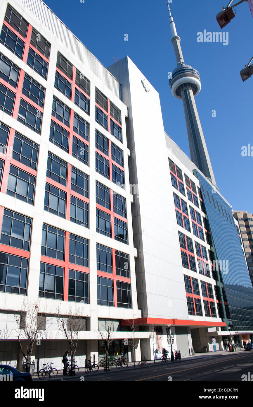 Edificio de oficinas de la estación de televisión CBC en frente de CN towner en un día soleado Foto de stock