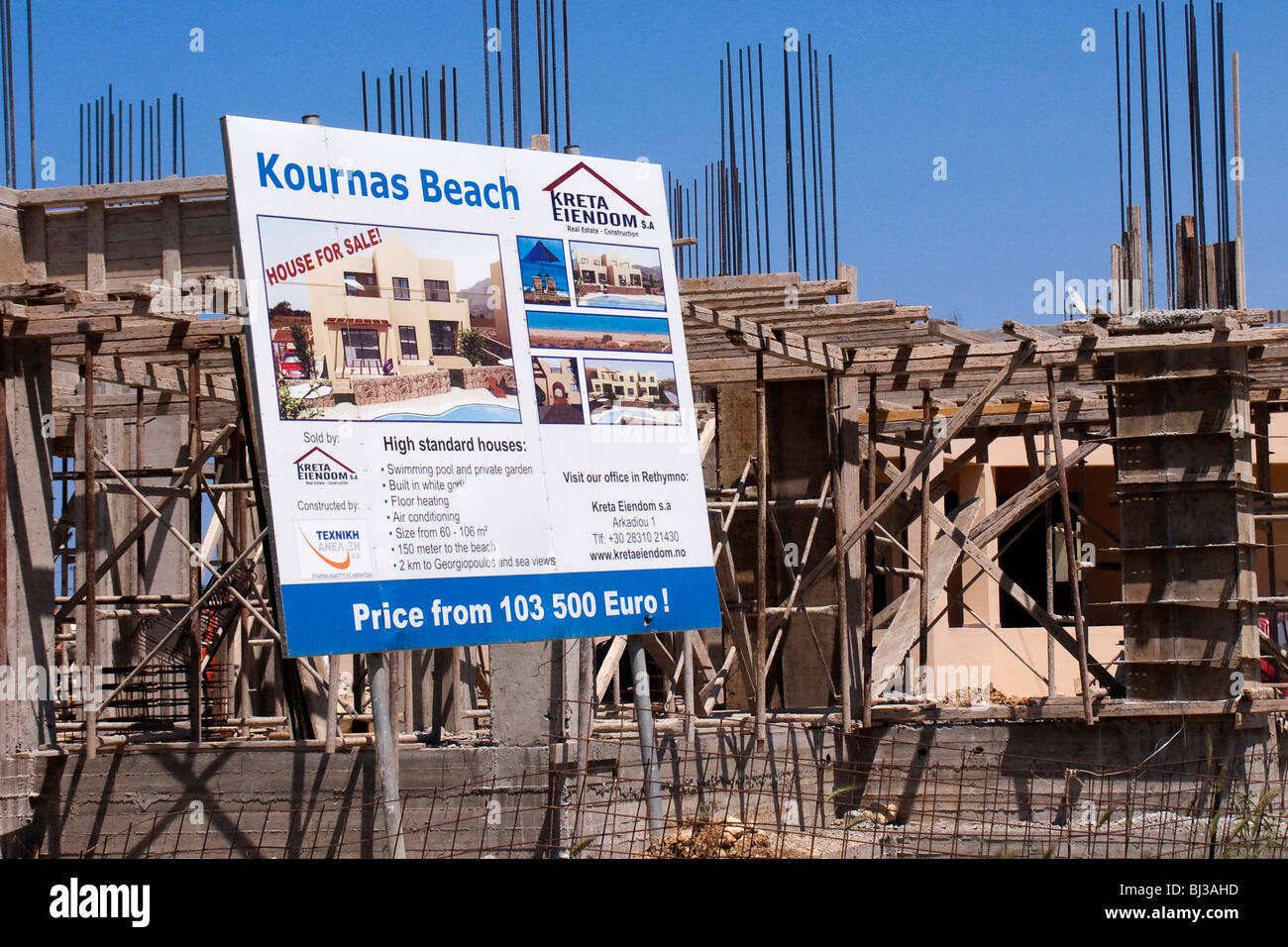 Nuevo desarrollo de casas de vacaciones, cerca del lago de Kournas Kournas, Creta, Grecia, Europa Foto de stock