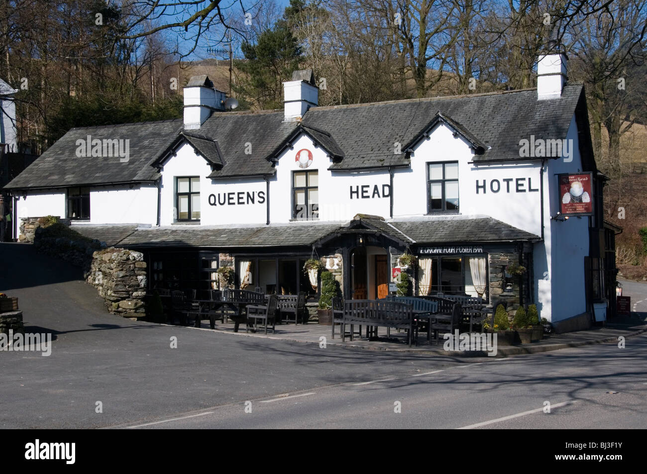 El Queen's Head Pub en Troutbeck en el distrito inglés de Lake District. Foto de stock