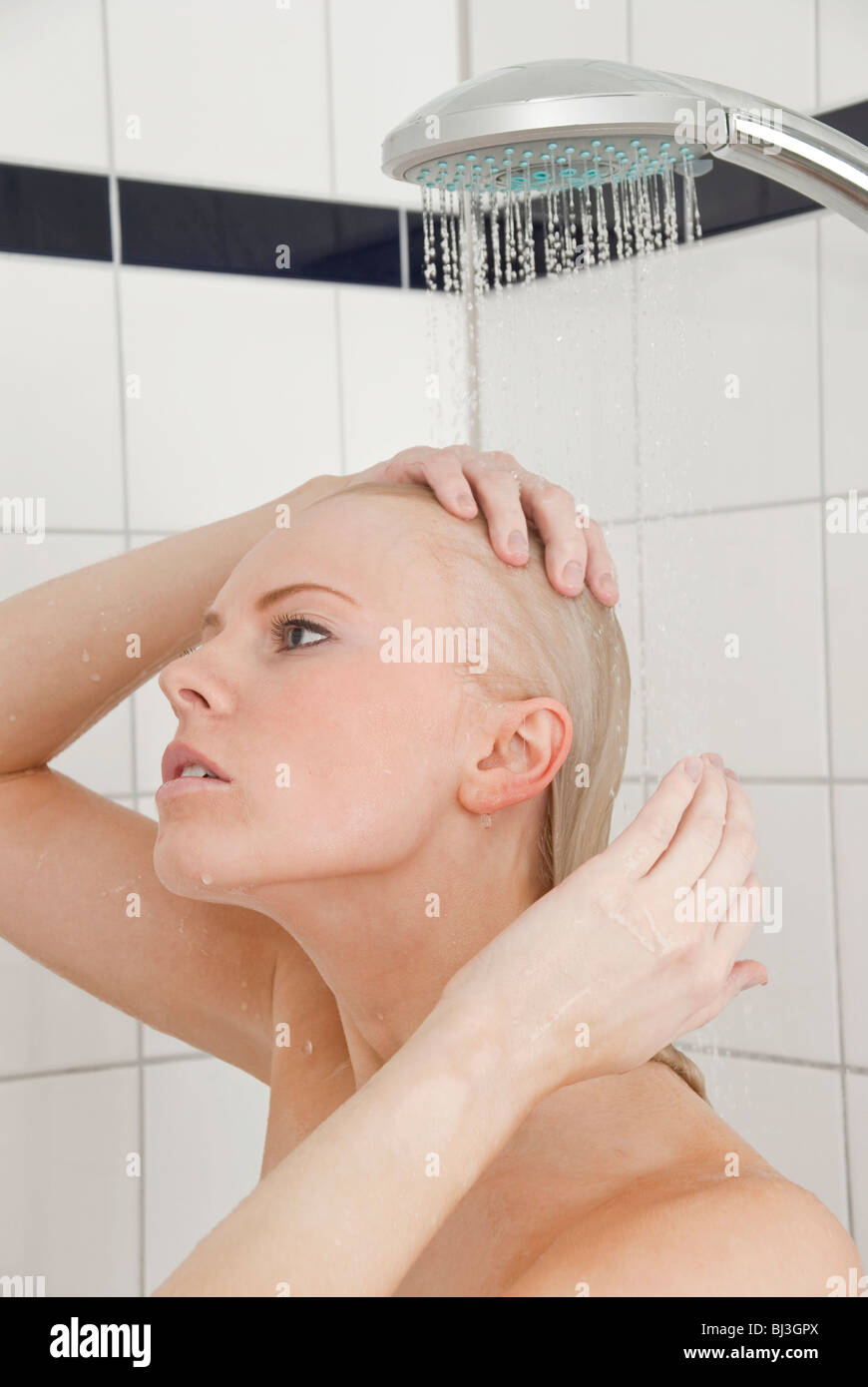 Las mujeres en la ducha Fotografía de stock - Alamy