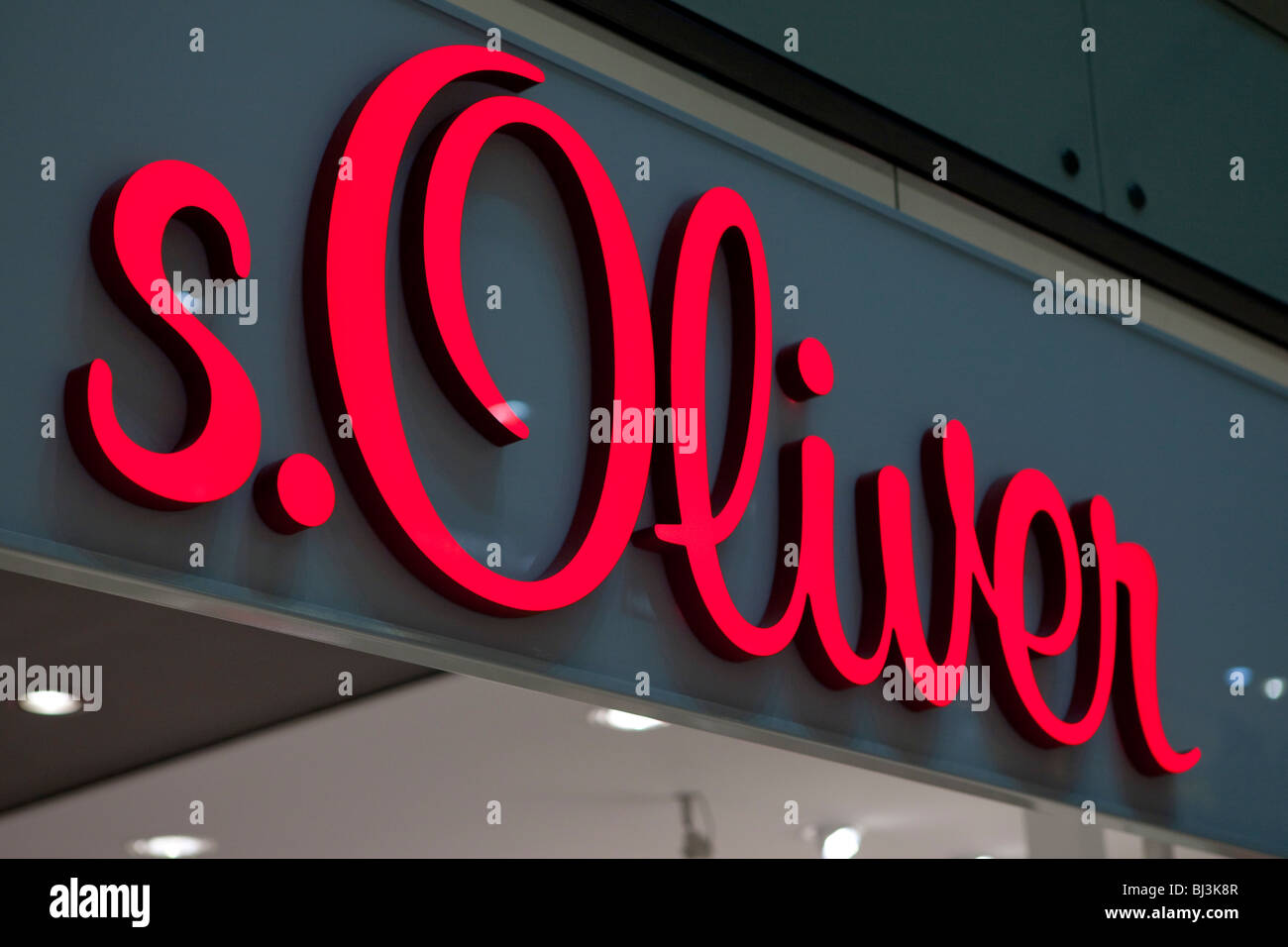 El logotipo de la marca s,Oliver. Una empresa de moda alemana con sede en  Rottendorf, vende ropa, zapatos, accesorios, joyería, fragancias y ojos  Fotografía de stock - Alamy