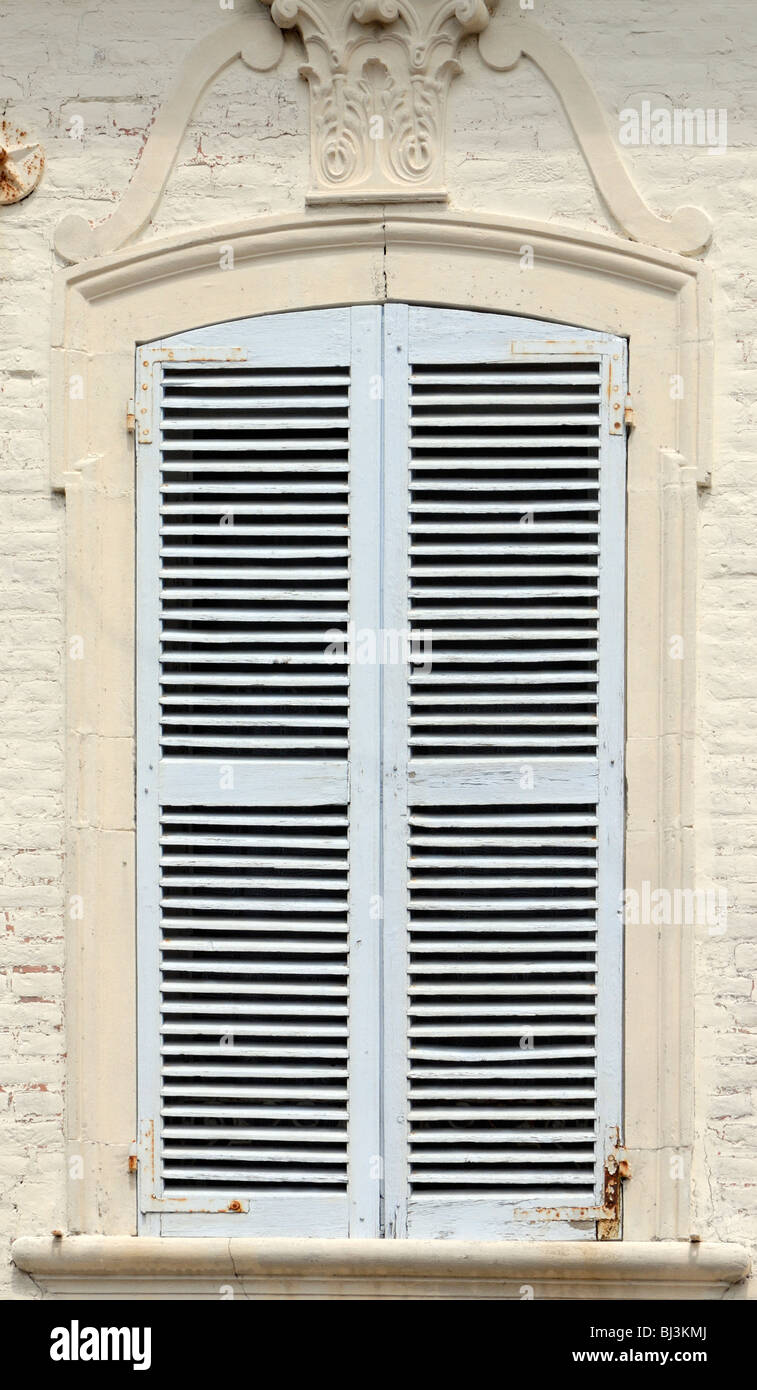 Contraventanas De Madera Para Ventanas Con Forma De Arco. Foto de archivo -  Imagen de terraza, amarillento: 274737348