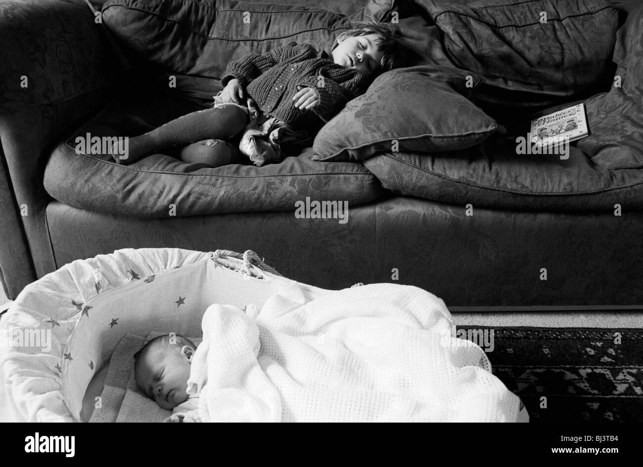 Dos años y medio de edad tiene un mediados de la tarde, dormir en el sofá de casa de sus padres en el sur de Londres. Foto de stock
