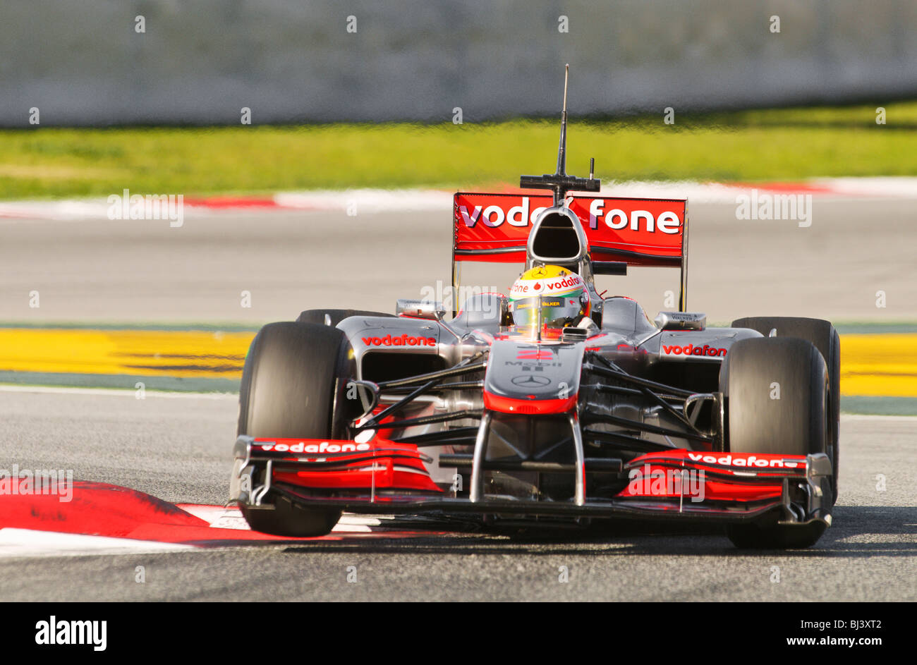 Lewis Hamilton (GB) en los McLaren-Mercedes MP4-25 race car durante las pruebas de Fórmula 1 Foto de stock