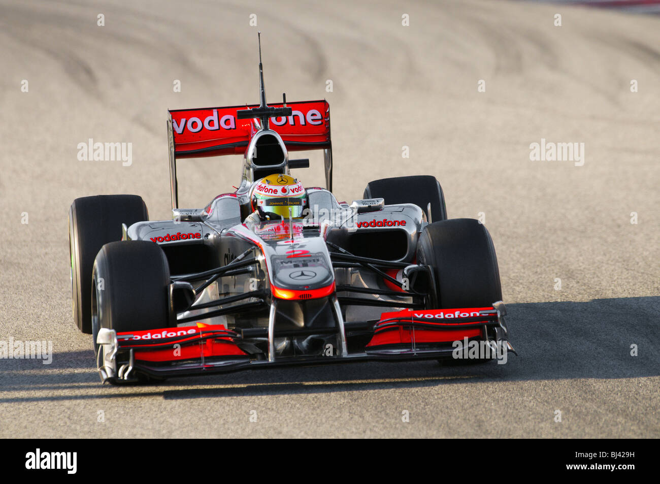 Lewis Hamilton (GB) en los McLaren-Mercedes MP4-25 race car durante las pruebas de Fórmula 1 Foto de stock