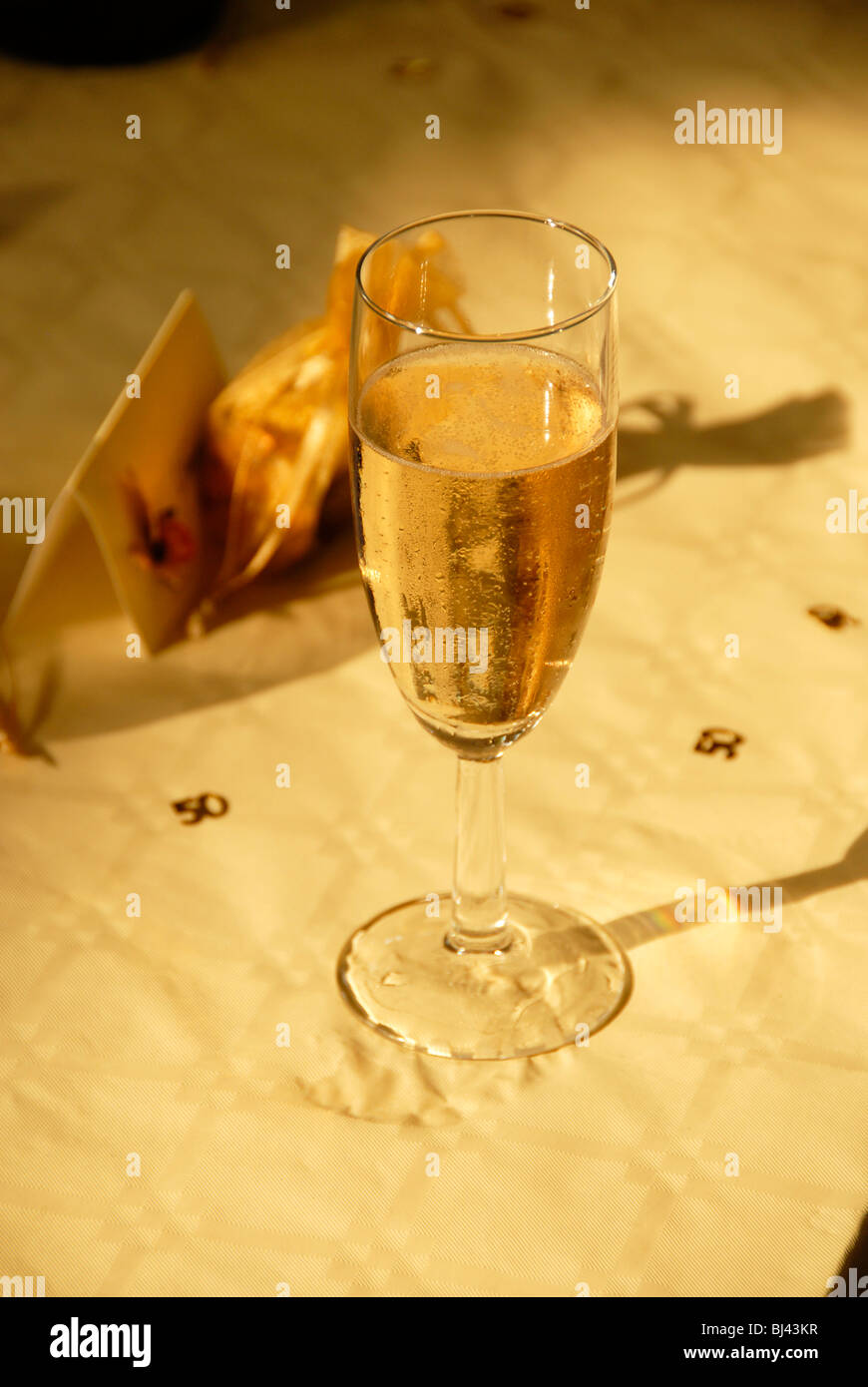 Copa de champán en la fiesta de celebración de bodas de oro Foto de stock