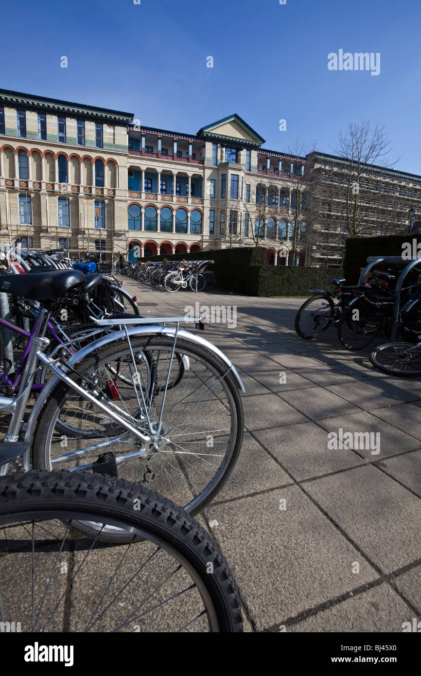 Estudiante bicicletas estacionado en frente de la Judge Business School de la Universidad de Cambridge. Foto de stock