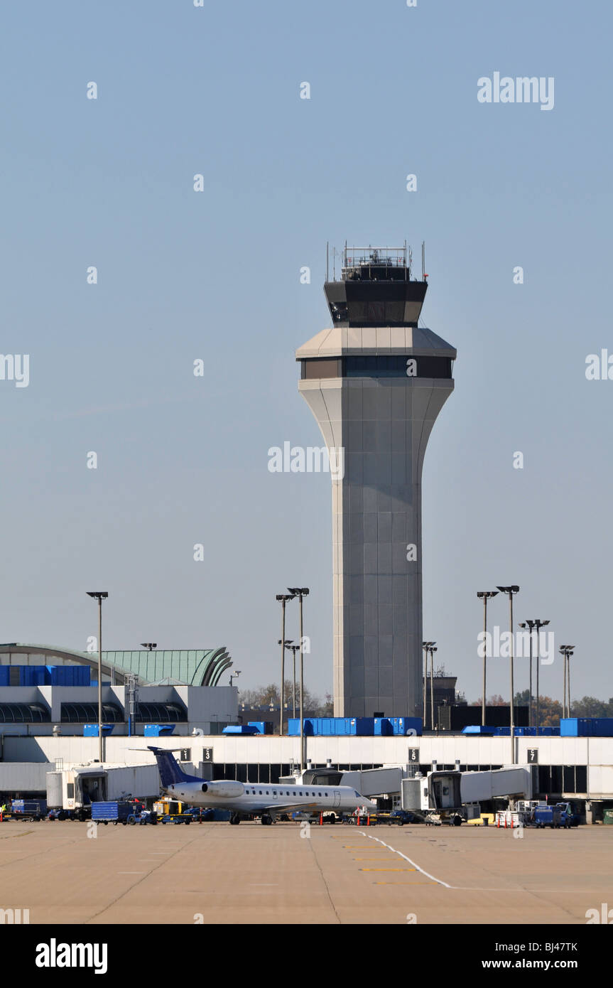 Torre de control del aeropuerto y el avión comercial en la puerta Foto de stock