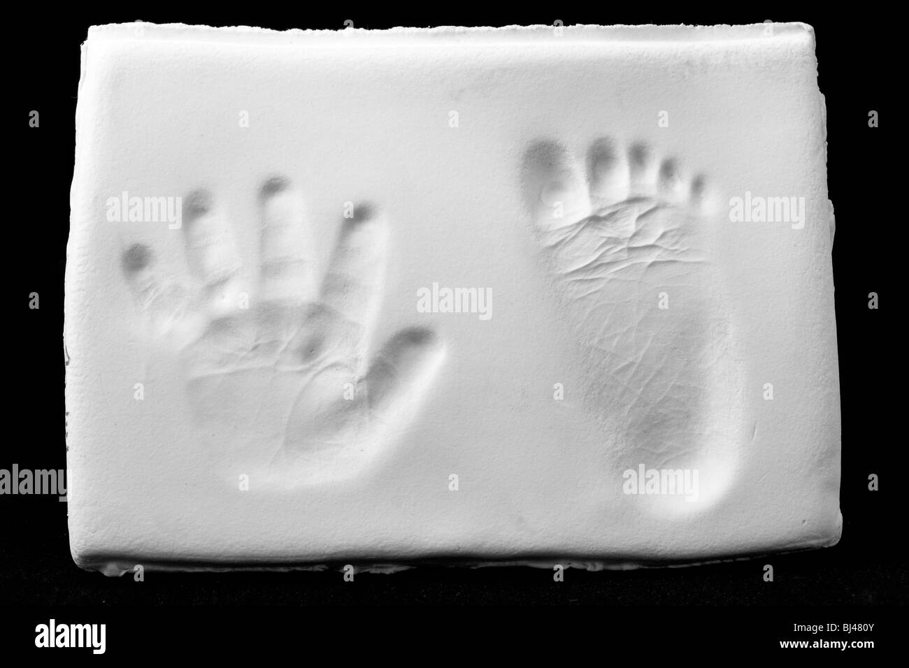 Una huella de una mano y pie del bebé en yeso Fotografía de stock - Alamy