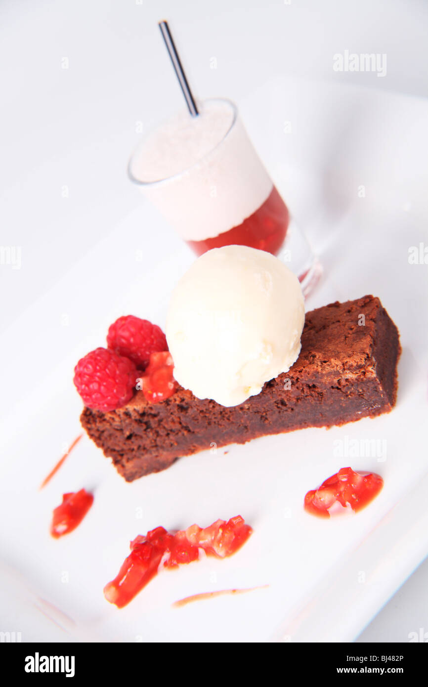 Brownie de chocolate con el Batido de Fresa y semillas de granada Foto de stock