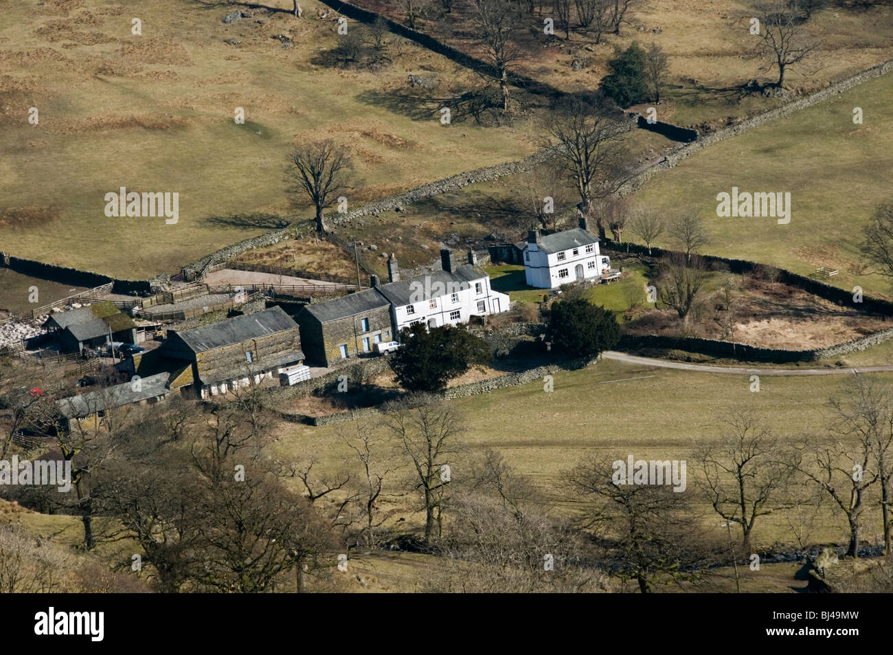 Troutbeck Park Farm, Cumbria en el Lake District inglés era propiedad de Beatrix Potter. Fotografiado desde la vía pública. Foto de stock