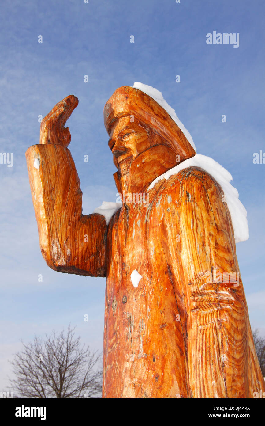 Estatua de madera, el pescador skulpture en el puerto de Heiligenhafen en invierno en la costa del Mar Báltico, Kreis Ostholstein distric Foto de stock