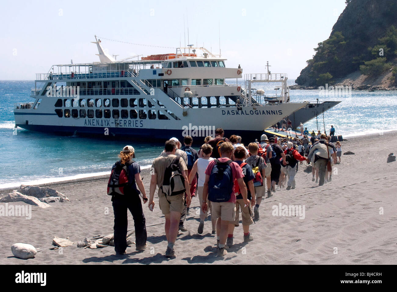 Ferry Paleochora - Agia Roumeli - Loutro hasta el desfiladero de Samaria acerca a atracar en la playa de Agia Roumeli, Creta, Grecia, Europa Foto de stock