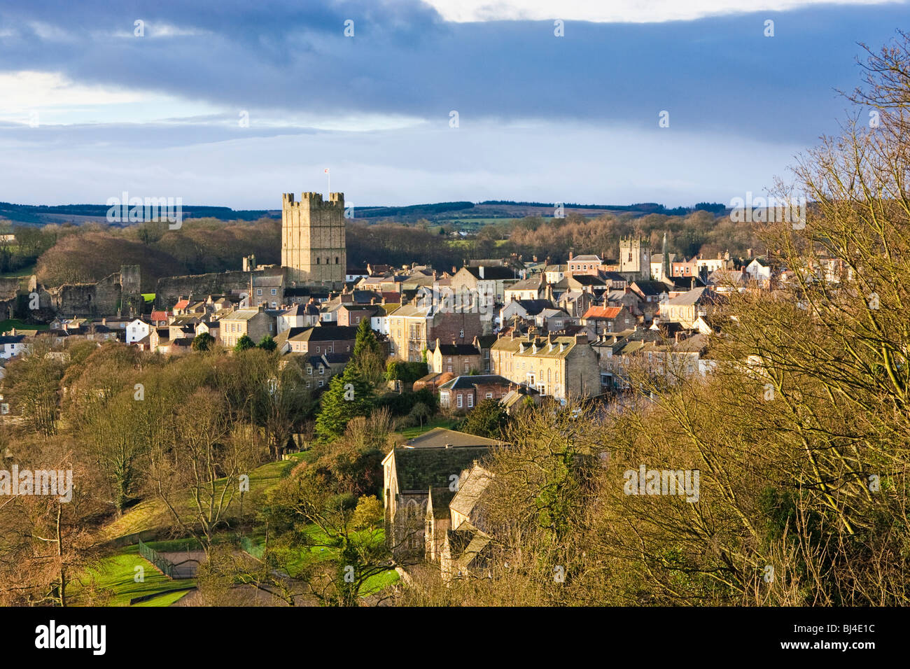 Castillo y la ciudad de Richmond en el borde de los valles de Yorkshire, North Yorkshire, Inglaterra Foto de stock