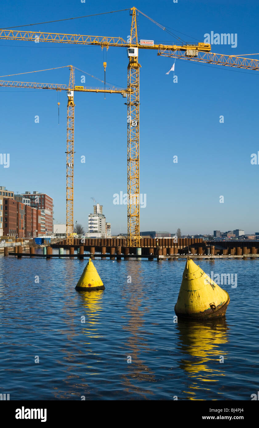 Grúas de construcción en el puerto de Ámsterdam, Países Bajos. Foto de stock