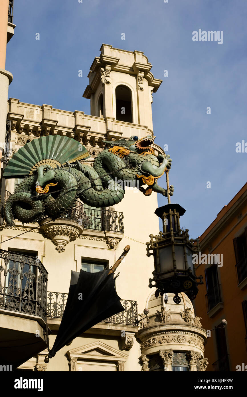 Hierro fundido verde dragón chino paraguas y lámpara en el emplazamiento de  una antigua tienda de paraguas en Las Ramblas de Barcelona en España  Fotografía de stock - Alamy