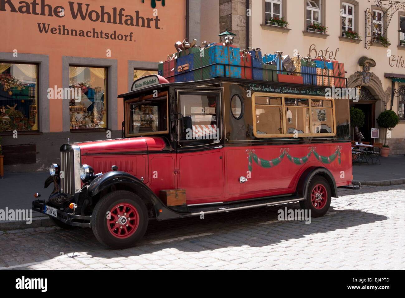 Vintage coche aparcado fuera de las tiendas de juguetes en la calle, Rothenburg ob der Tauber, Hesse, Baviera, Alemania Foto de stock