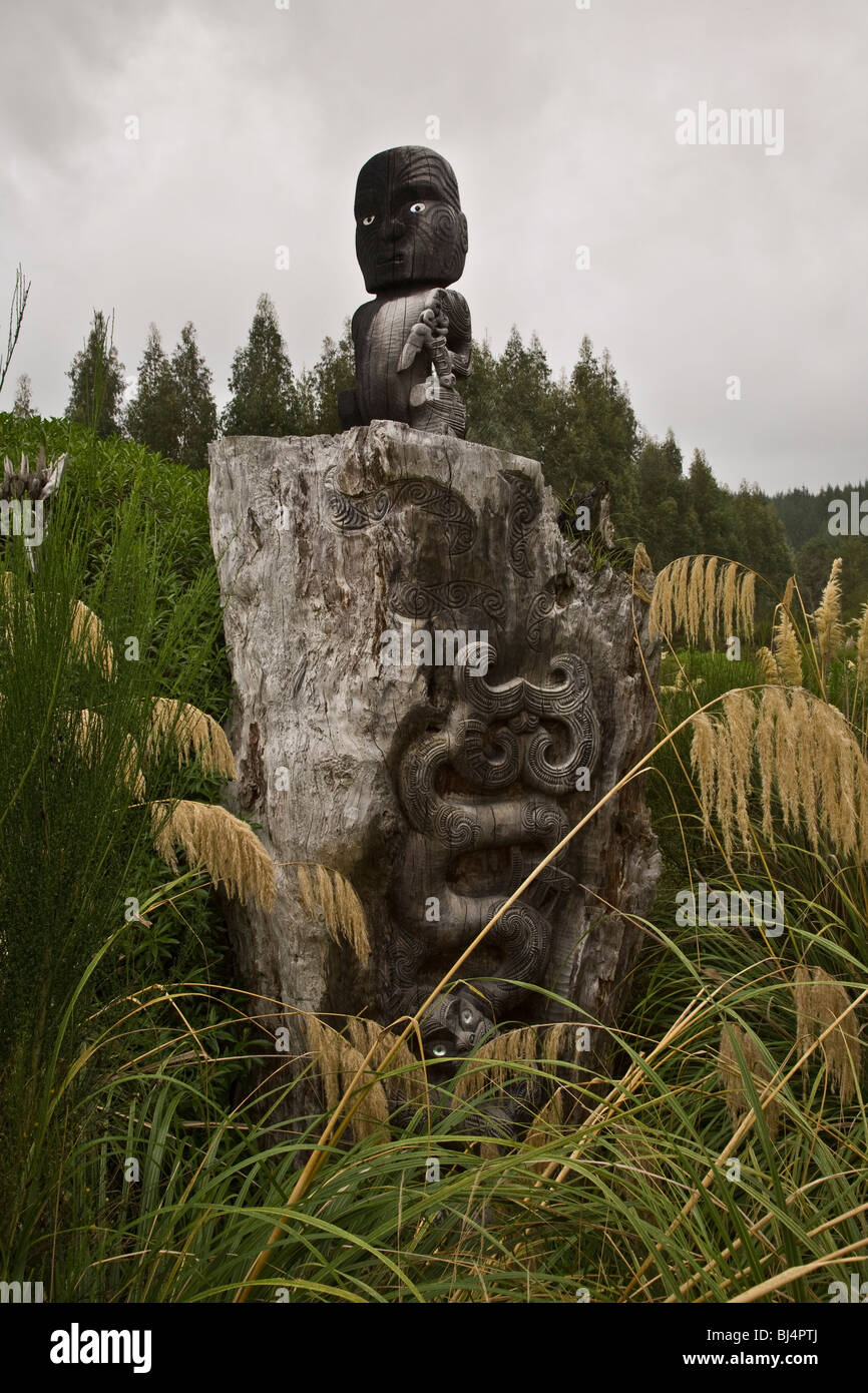 Una escultura que representa los antiguos maoríes Ngatoroirangi diety Wairakei Terrazas & aldea maorí cerca de Taupo, Nueva Zelandia Foto de stock
