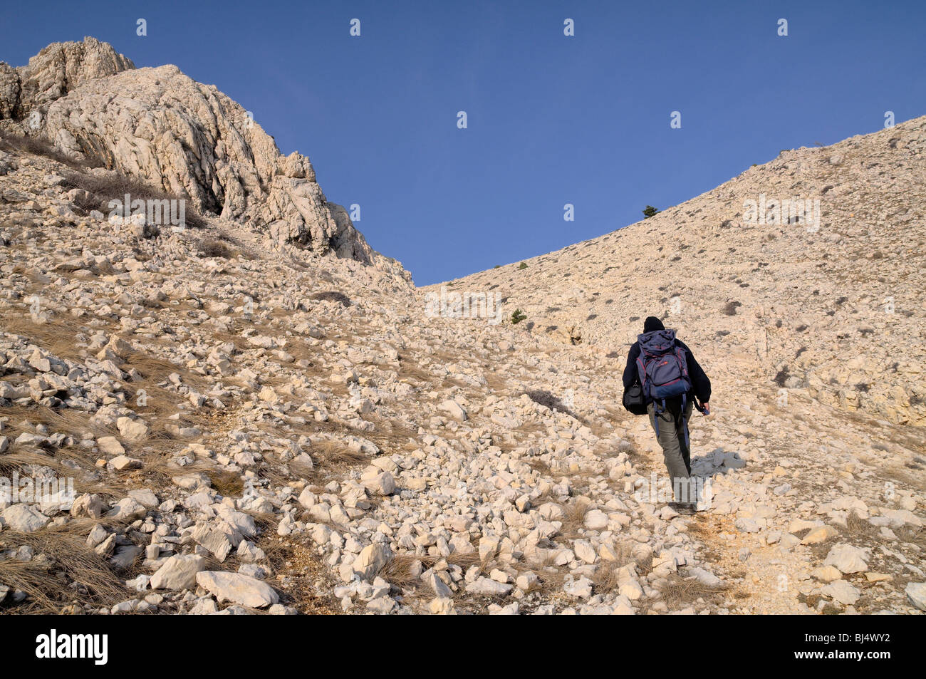 Karst yermo paisaje, alpinista escalar Obzova, isla Krk, Croacia Foto de stock