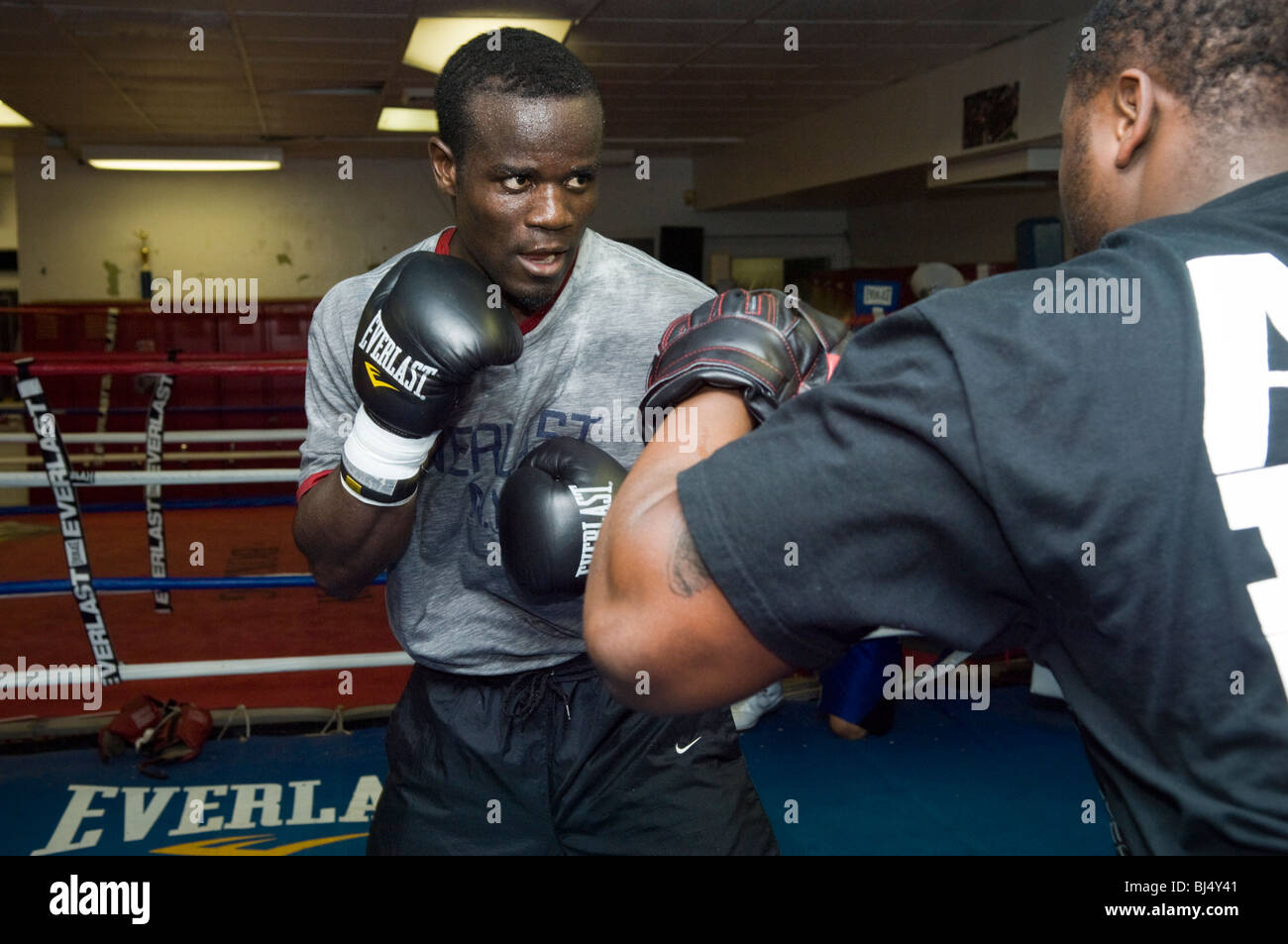 Welter boxeador profesional Joshua Clottey trabaja en Kingsway Gimnasio en Nueva York Foto de stock