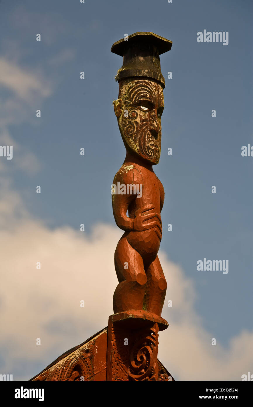 Detalle tallado tradicionales en Te Puia Nueva Zelandia del principal centro cultural Maorí en Taupo, Nueva Zelanda Foto de stock