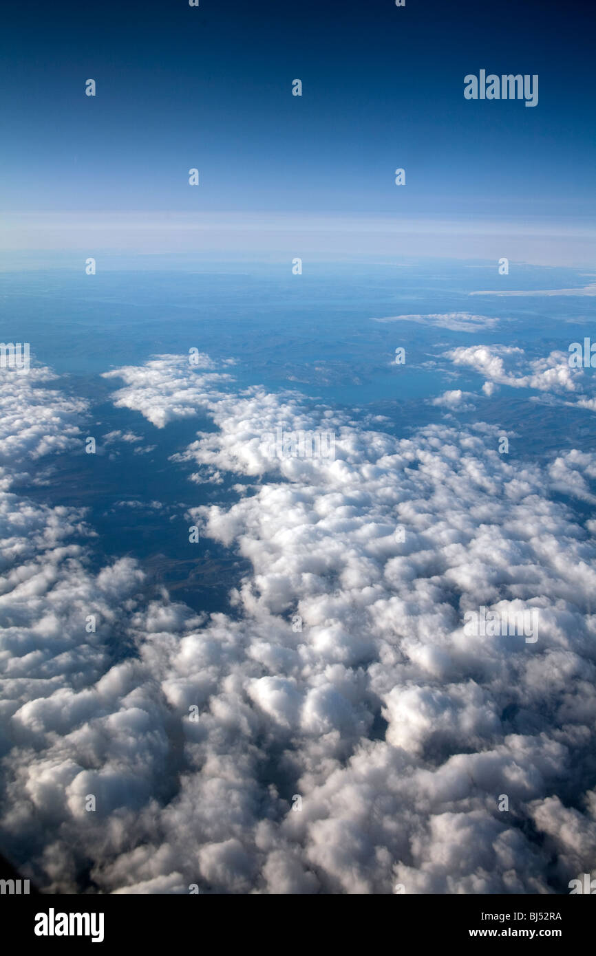 Vista desde un avión de la distante horizonte con nubes debajo Foto de stock