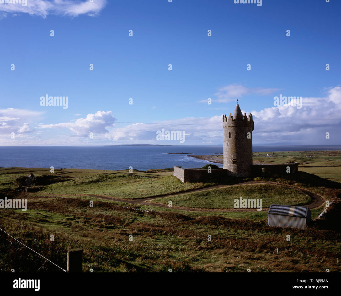 Una vista del castillo de Doonagore del siglo XV en el condado de Clare Doolin al oeste de Irlanda. Mirando hacia el Atlántico y la Isla de Clare. Foto de stock