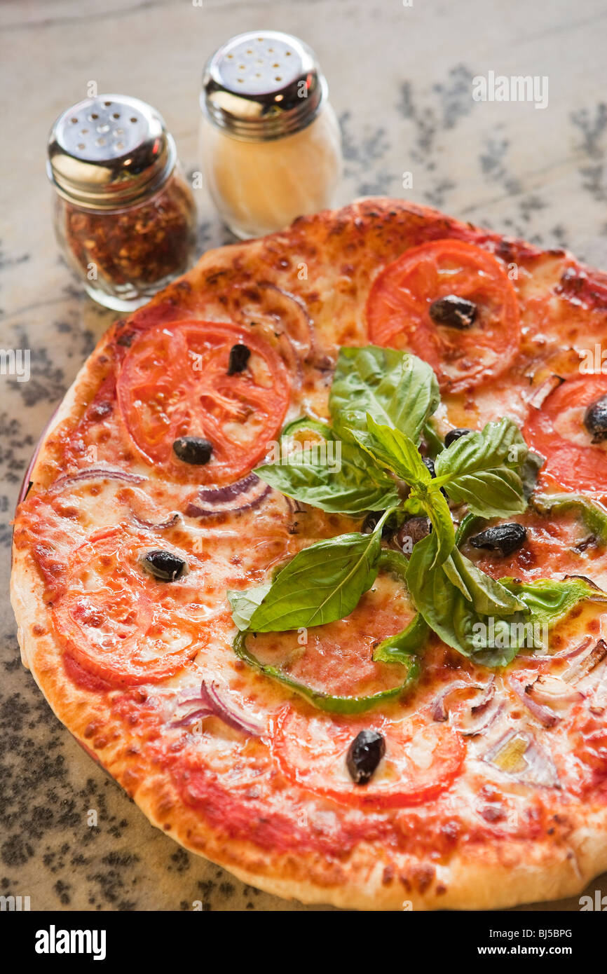 Pizza vegetariana de estilo siciliano, Sicilia por Gino Restaurante Italiano en Ventura, California, Estados Unidos de América Foto de stock