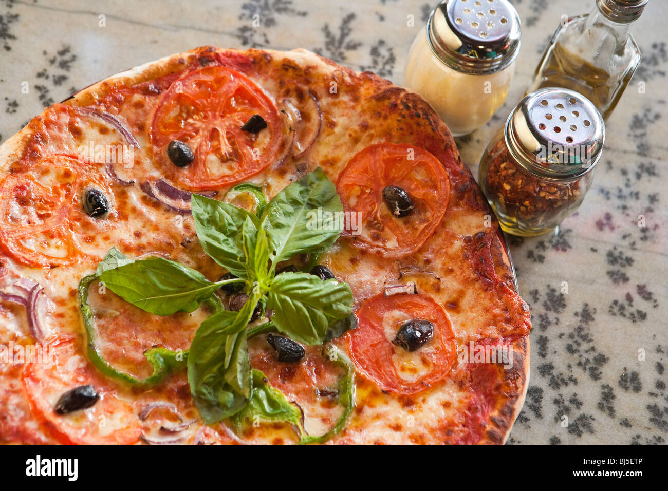 Pizza vegetariana de estilo siciliano, Sicilia por Gino Restaurante Italiano en Ventura, California, Estados Unidos de América Foto de stock