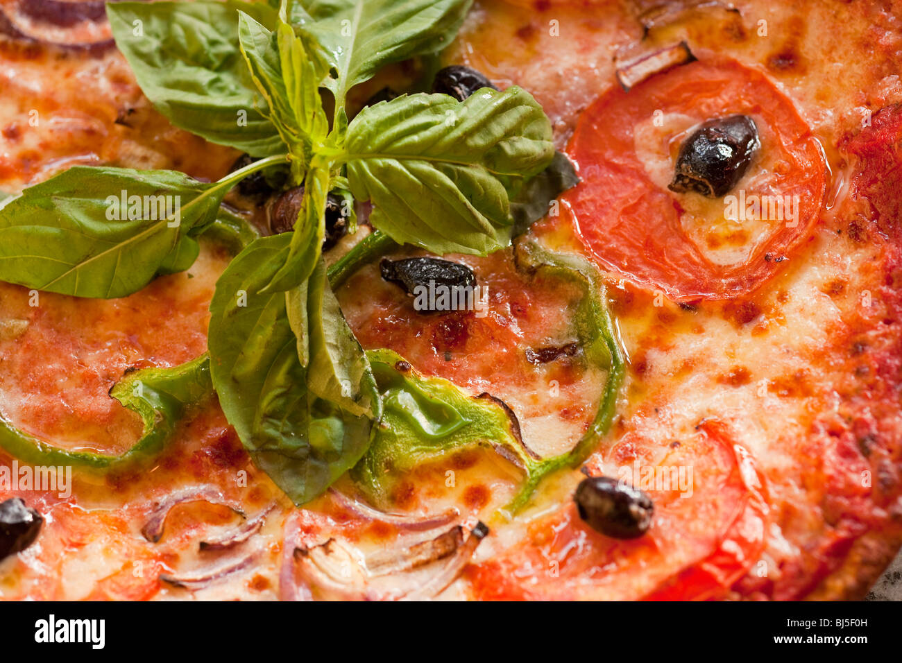 Pizza vegetariana de estilo siciliano, Sicilia por Gino Restaurante Italiano en Ventura, California, Estados Unidos de América Foto de stock