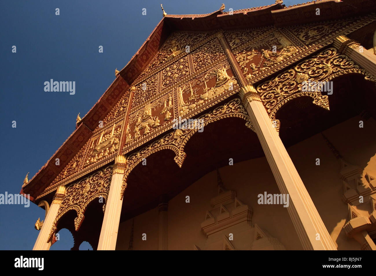 Diseños dorados decoran el exterior de Wat That Luang Neua en Vientiane, República Democrática Popular Lao. Foto de stock