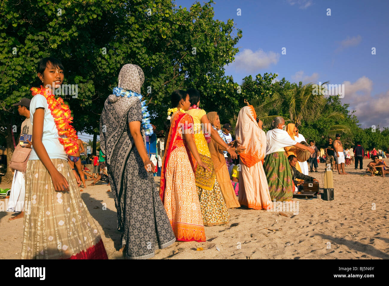 Indonesia, Bali, Kuta, hembra Hari Krishna group, entretenidas vacaciones  de playa en el atardecer Fotografía de stock - Alamy