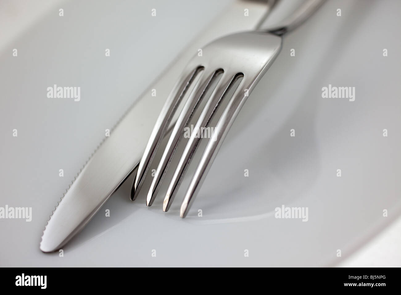Cubiertos de acero: tenedor y cuchillo closeup Agarre pequeño. Foto de stock