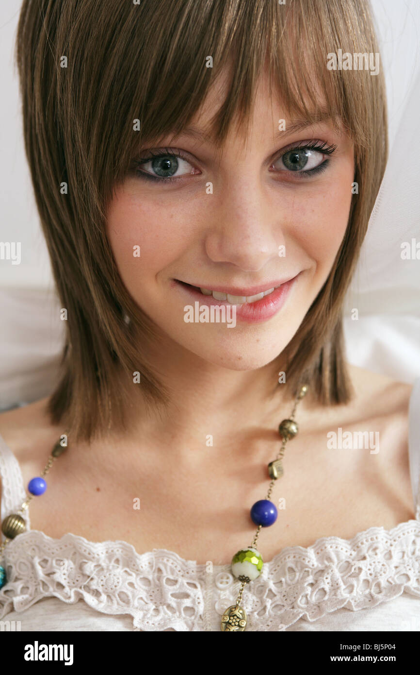14-16 años de edad, niña muerde su labio. Foto de stock