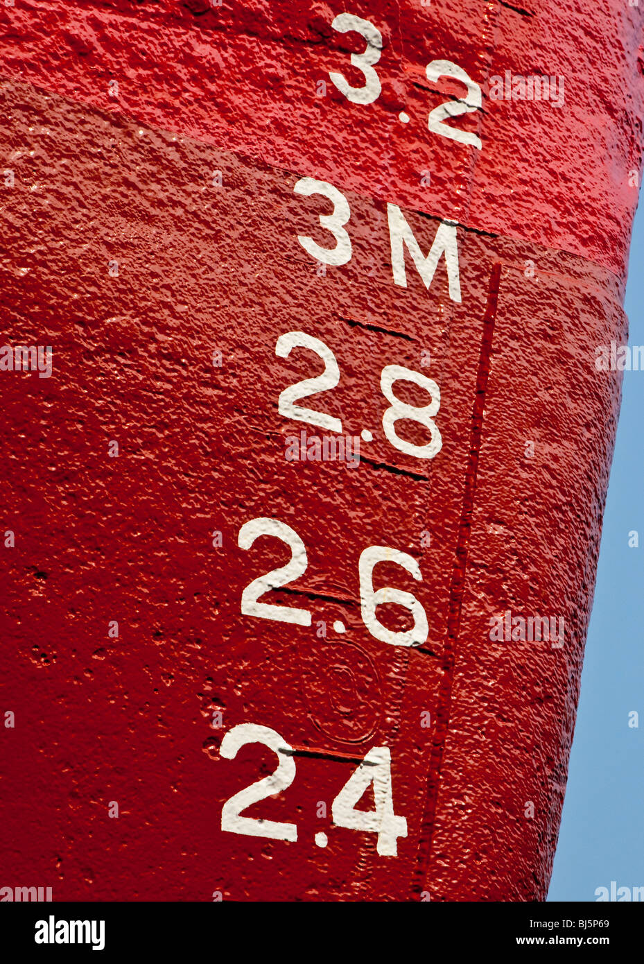 Marca de profundidad en la parte delantera de un barco Foto de stock