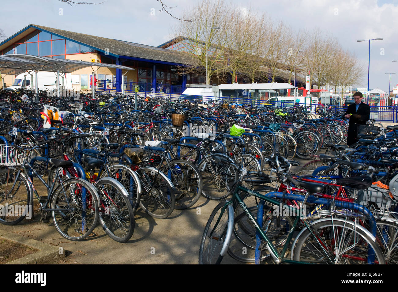 Filas de bicicletas estacionados fuera de la estación de Oxford como parte de una política de transporte ambiental integrada Foto de stock