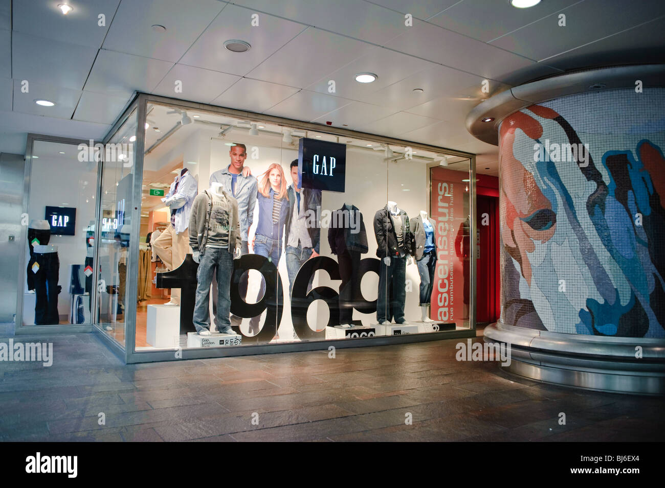 París, Francia, el "Gap", tienda de ropa de moda en Les Halles París "Le  Forum des Halles", el centro comercial, en el interior Fotografía de stock  - Alamy