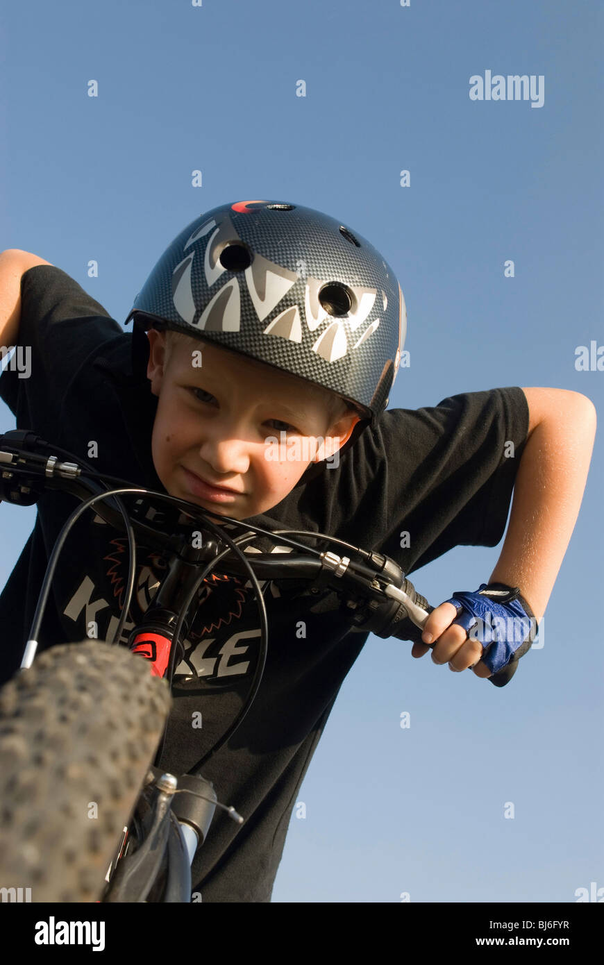 8-año-viejo muchacho sentado en su bicicleta de montaña Foto de stock