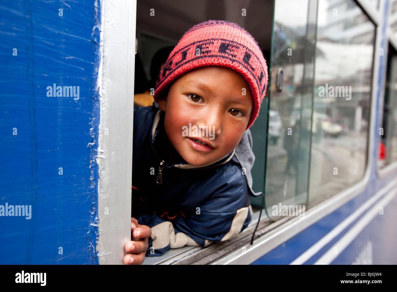 Boy en el ferrocarril Darjeeling del Himalaya tren de juguete en Darjeeling India Foto de stock
