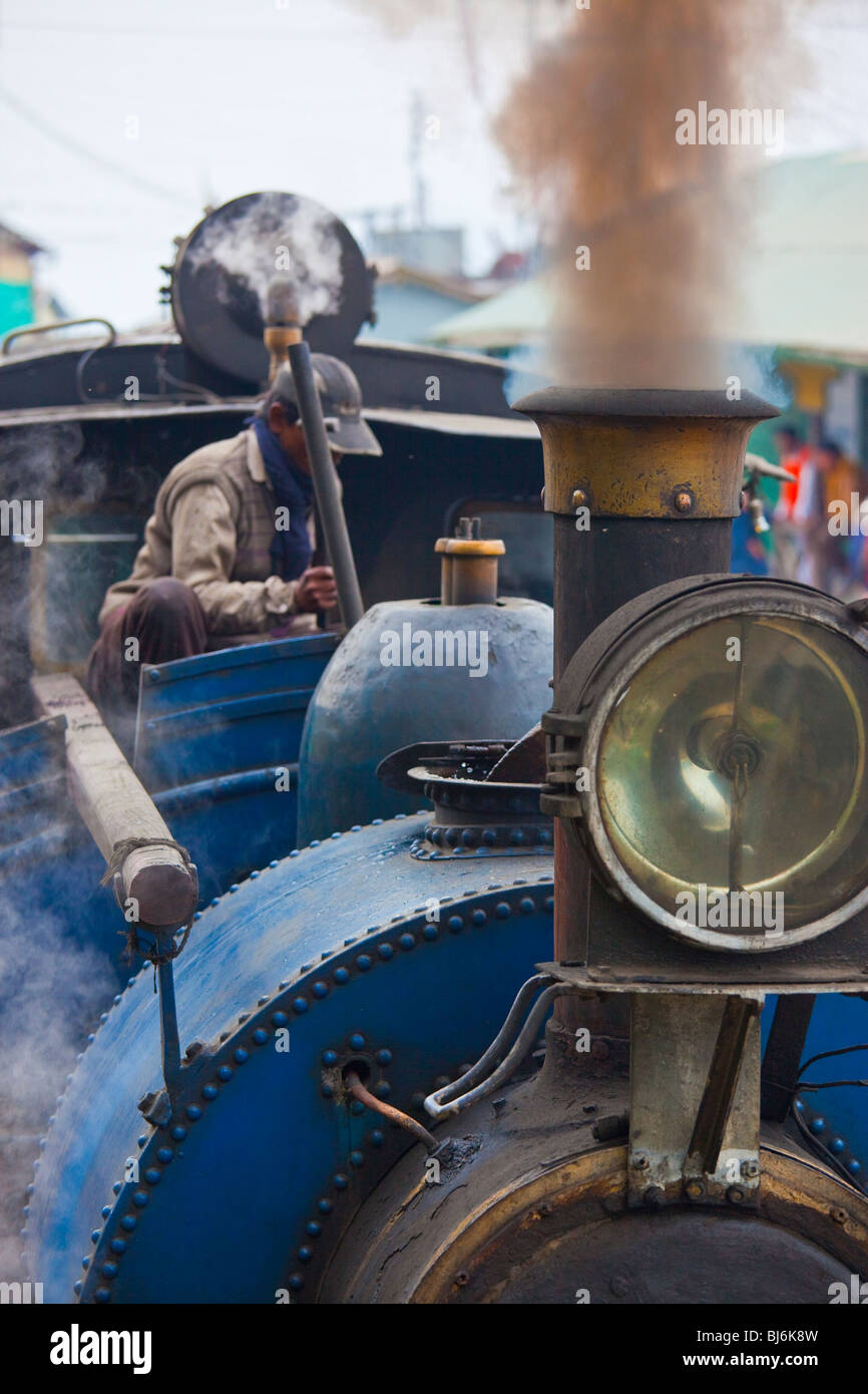 El motor de vapor en el ferrocarril Darjeeling del Himalaya tren de juguete en Darjeeling India Foto de stock
