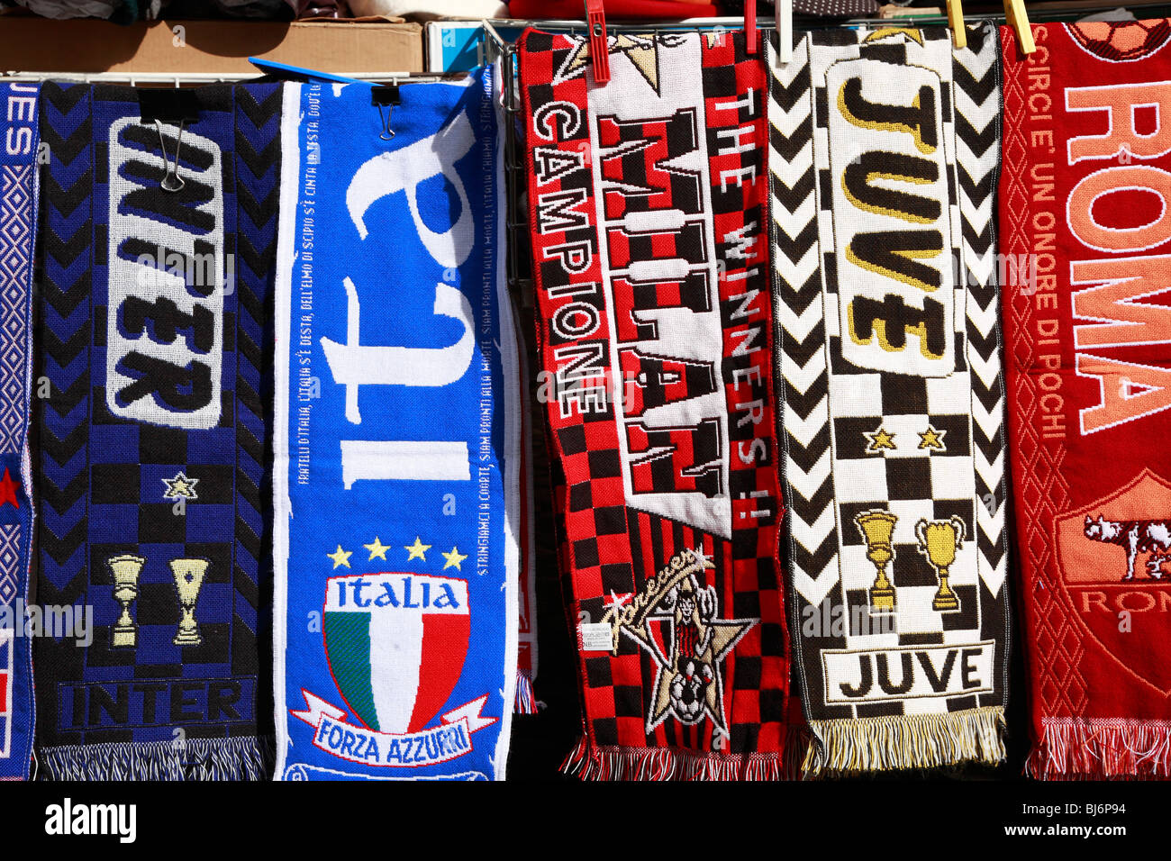 Equipo de fútbol italiano bufandas Fotografía de stock - Alamy