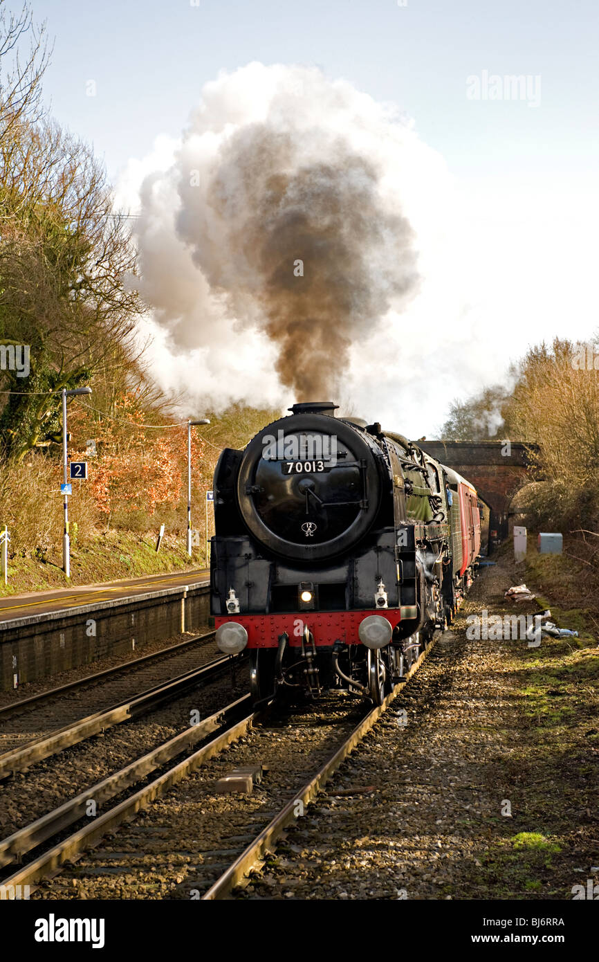 La locomotora de vapor restaurado 70013 'Oliver Cromwell' dirige una carta especial de tren norte a través de Stonegate, Sussex, Reino Unido Foto de stock